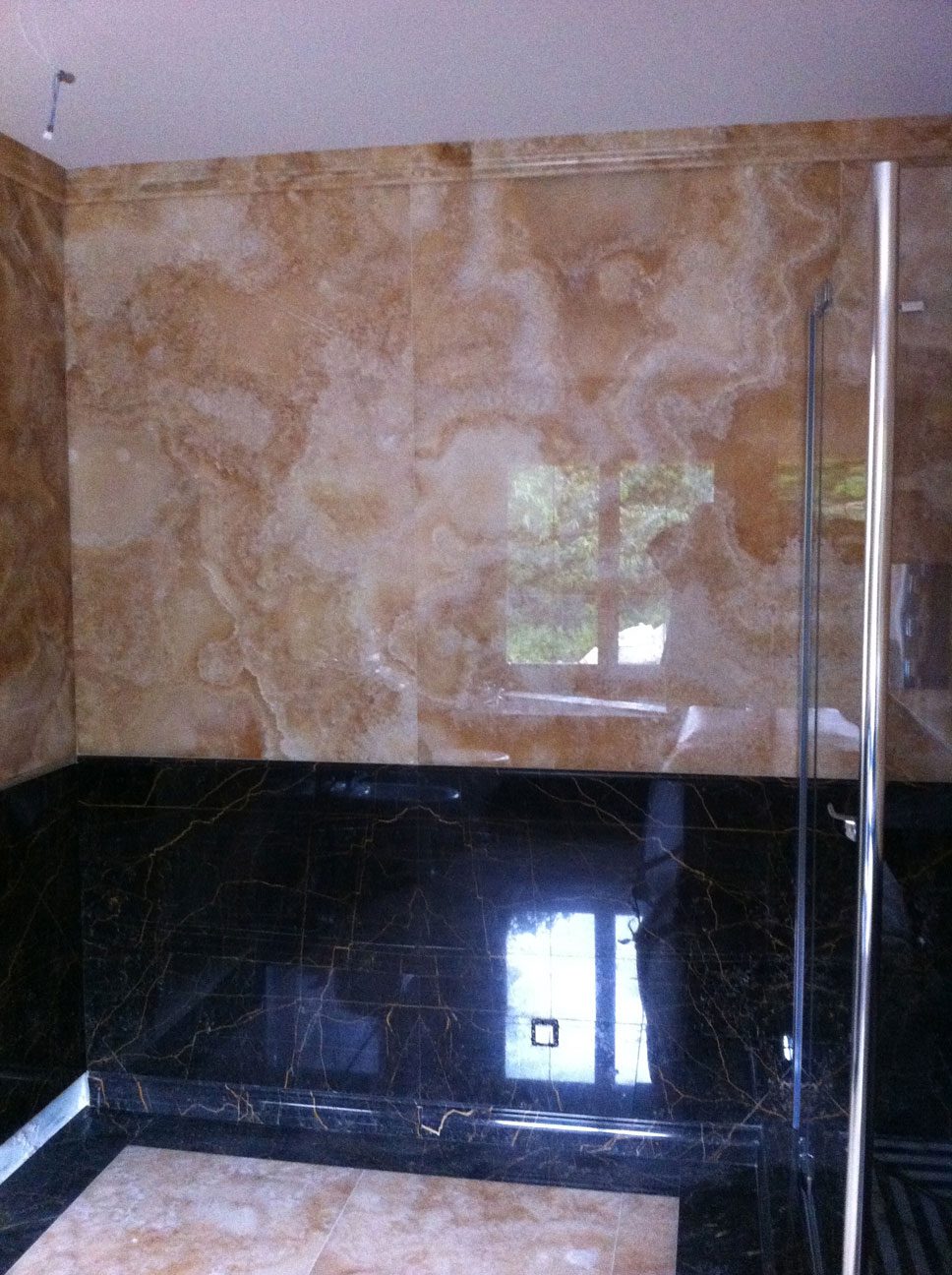 Ванная комната из золотого оникса и мрамора Port S. Laurent6